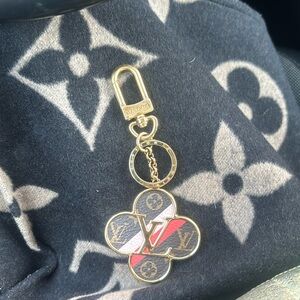 4️⃣5️⃣0️⃣Brand new authentic Louis Vuitton keychain/ bag chain